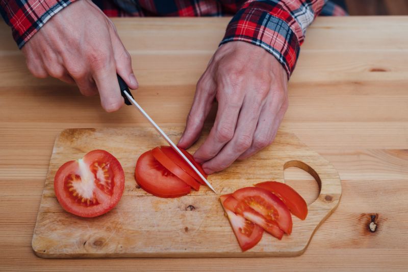 What Kind of Knife Material is Best for Acidic Vegetables?