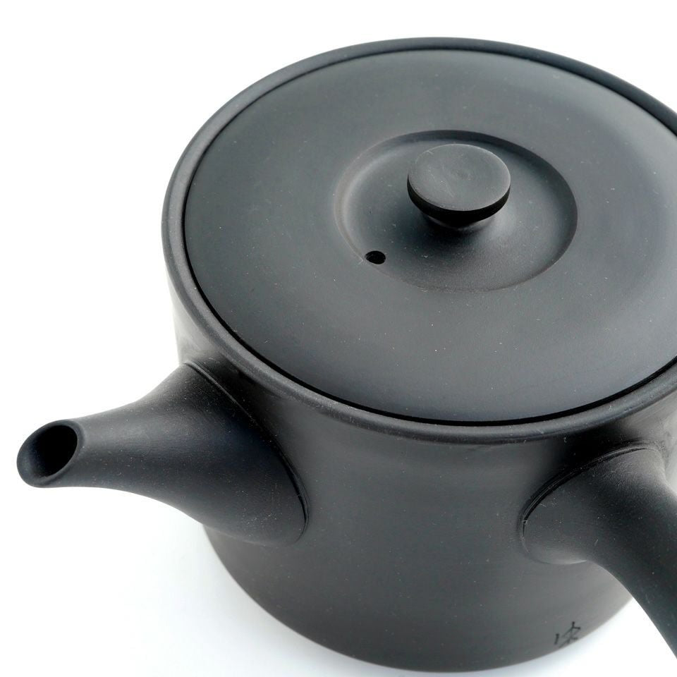 Close-up of the hand-fitted lid and spout of the black Jinsui kyusu